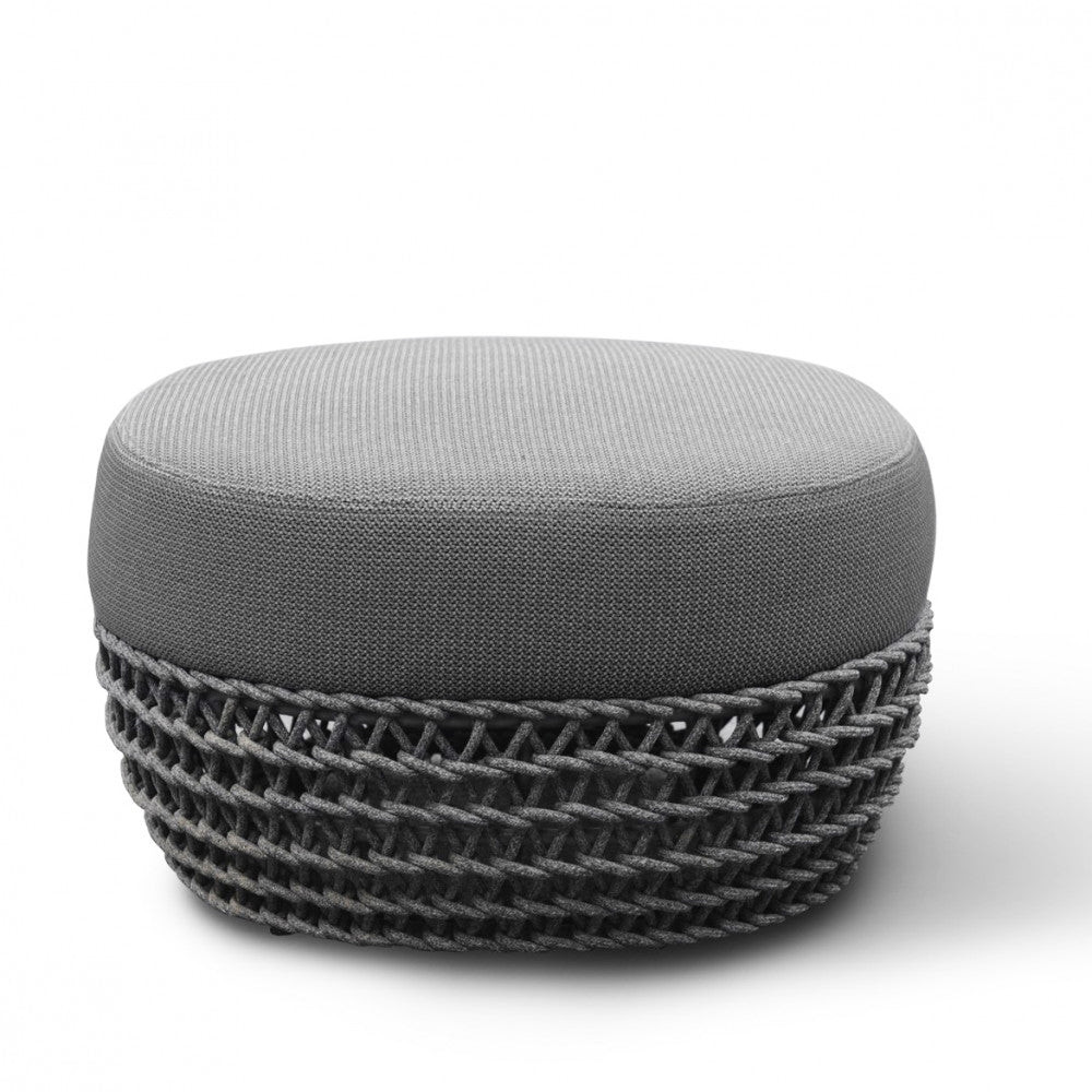 Vista frontale del pouf Lafayette grigio su sfondo bianco, che evidenzia l'intreccio della base.
