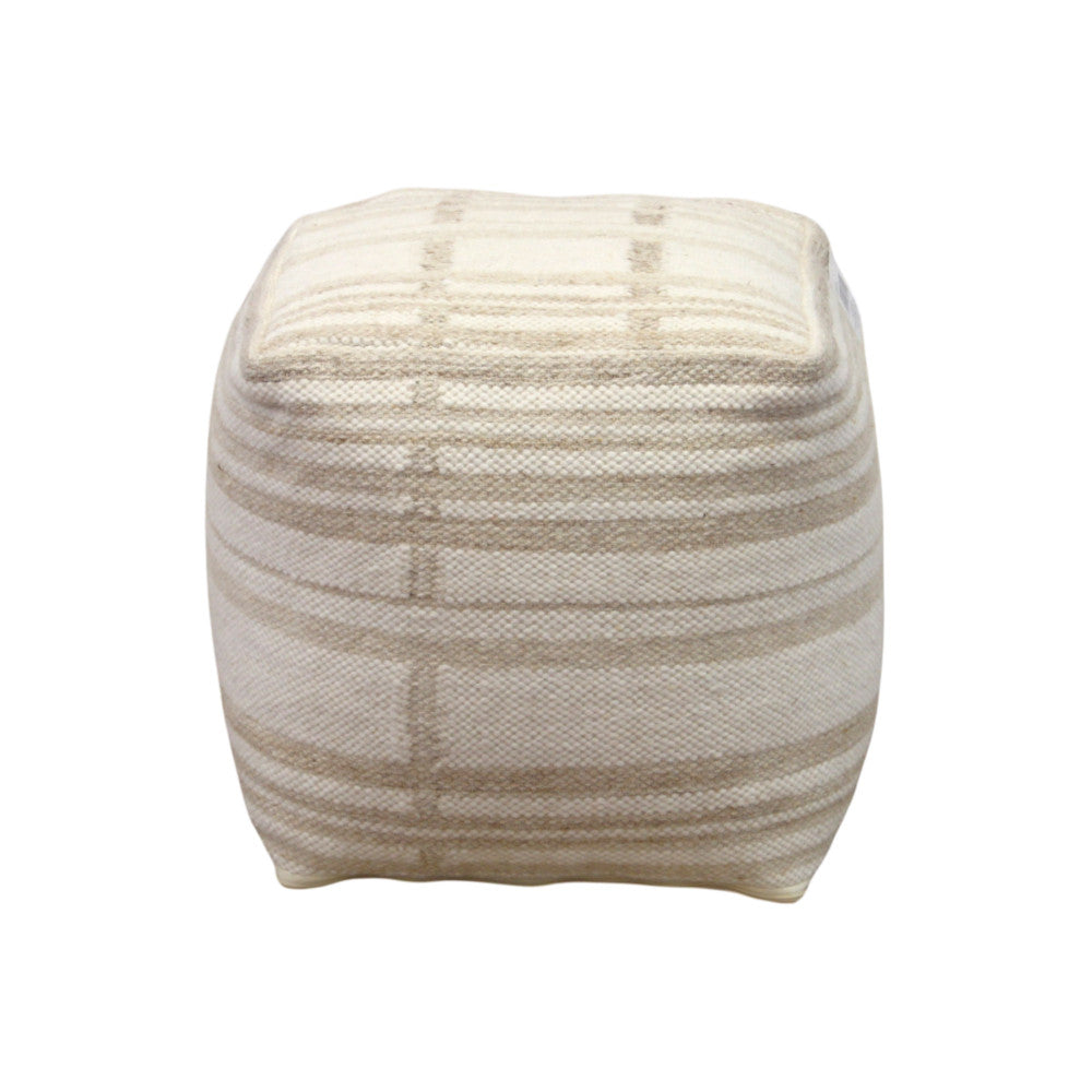 Profilo laterale del pouf Mathis in lana e cotone, con focus sulle cuciture e sulla forma cubica.