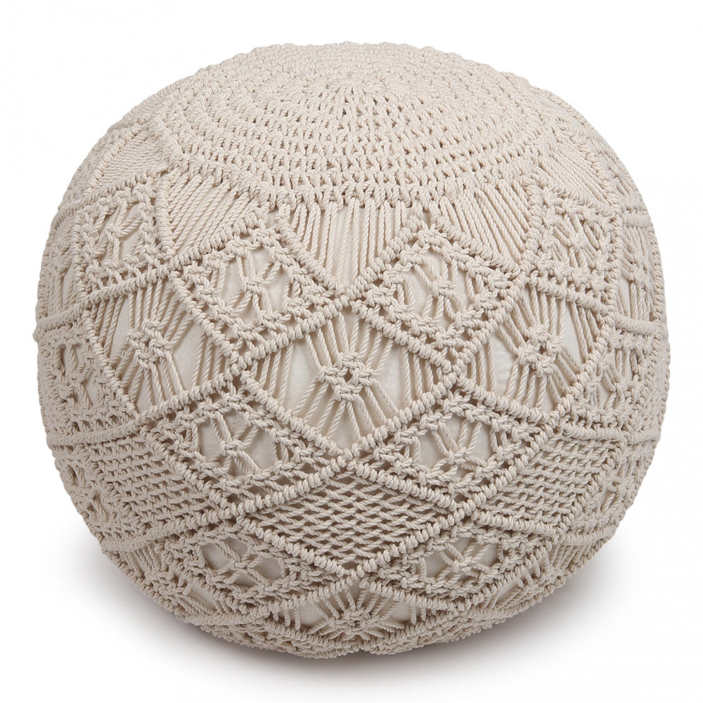 Primo piano della complessa trama a rombi in cotone bianco del pouf Midar su sfondo neutro.