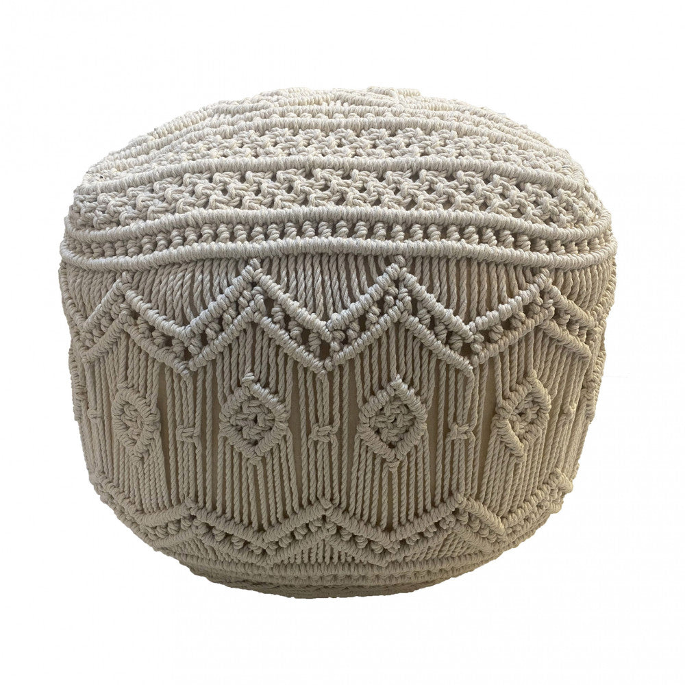 Vista frontale del pouf MILAS isolato su sfondo bianco, che evidenzia i complessi motivi geometrici e la struttura fissa in cotone.