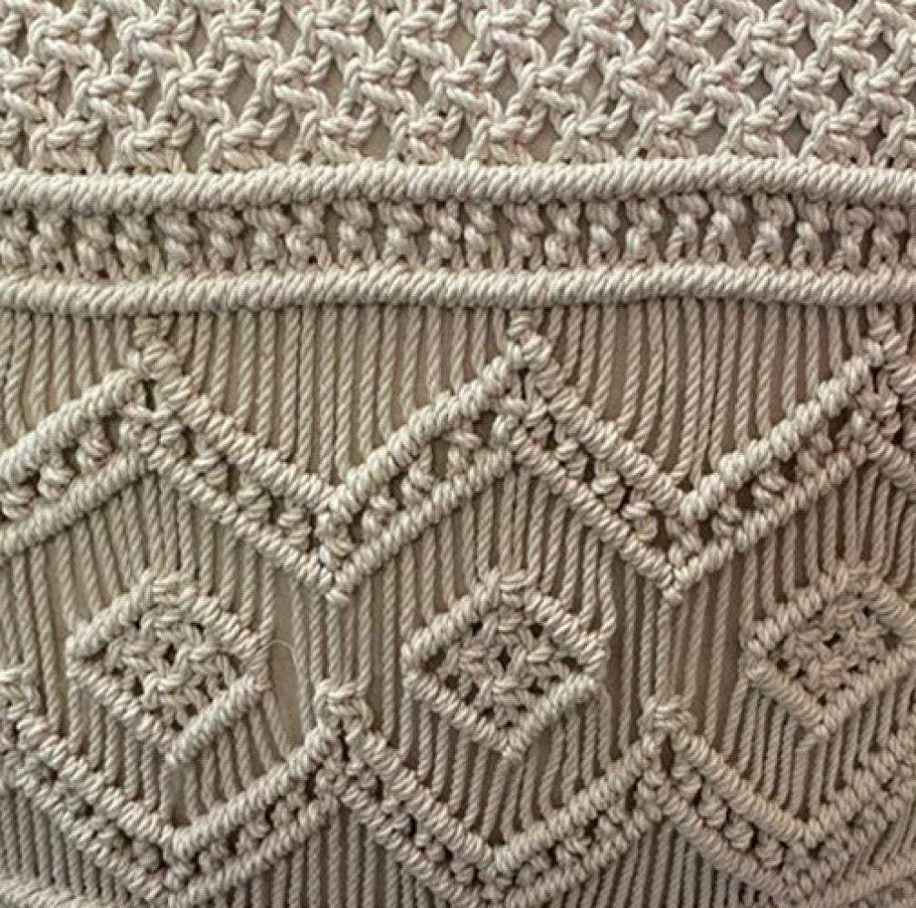 Macro dettaglio della lavorazione artigianale in cotone bianco del pouf MILAS, mostrando la trama tattile, i rilievi e i nodi macramè.