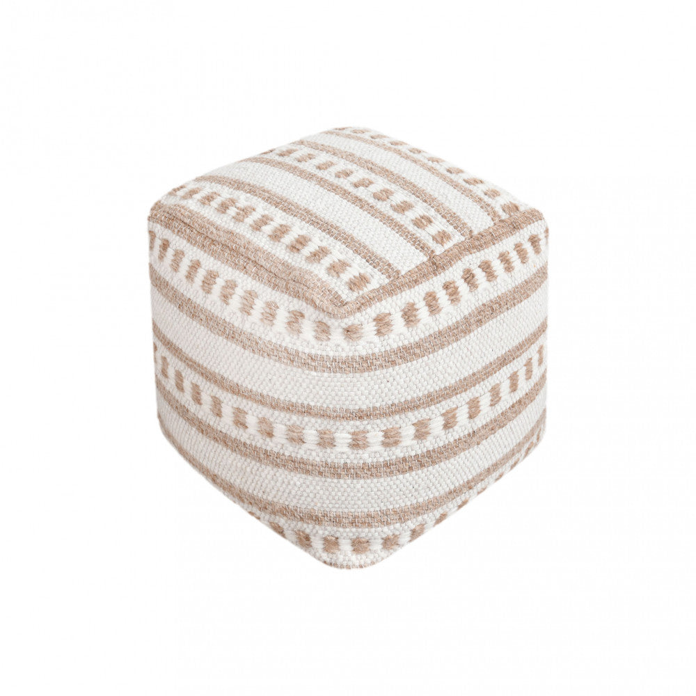 Scatto in studio del pouf Nicolas che evidenzia le pregiate strisce geometriche intrecciate in cotone e lana nei toni del bianco e marrone chiaro.