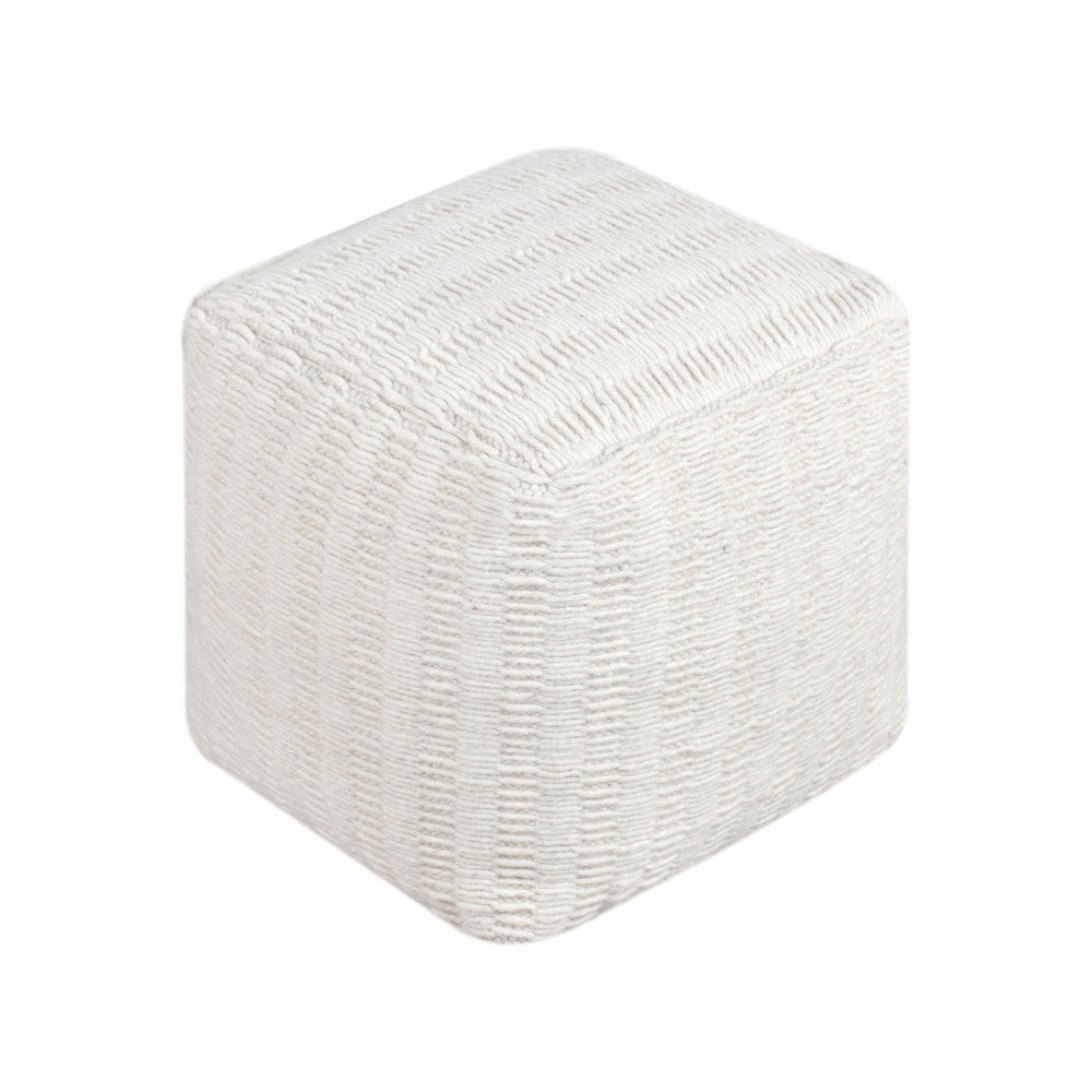 Vista isolata del pouf Renaud 40x40 cm, che evidenzia la texture intrecciata in lana e cotone su sfondo neutro.