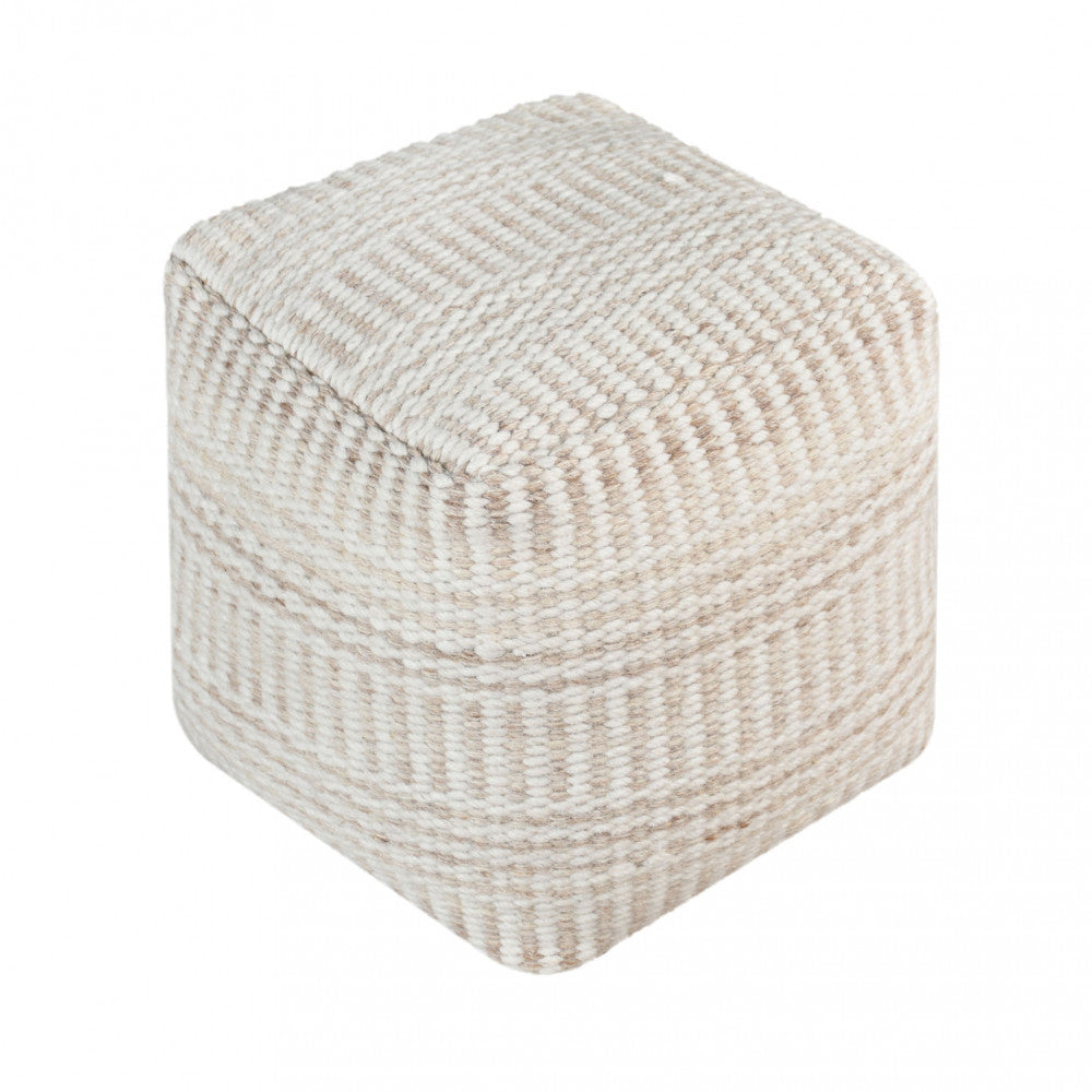 Dettaglio isolato del Pouf Roméo su sfondo bianco, che evidenzia la trama intrecciata in lana e cotone bianco ecrù.
