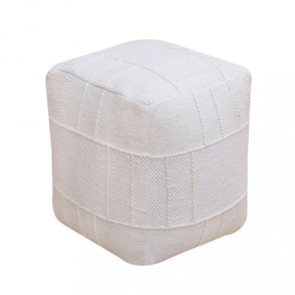 Pouf Romain isolato su sfondo bianco, che mostra chiaramente la trama geometrica e le cuciture in rilievo del rivestimento in lana e cotone.