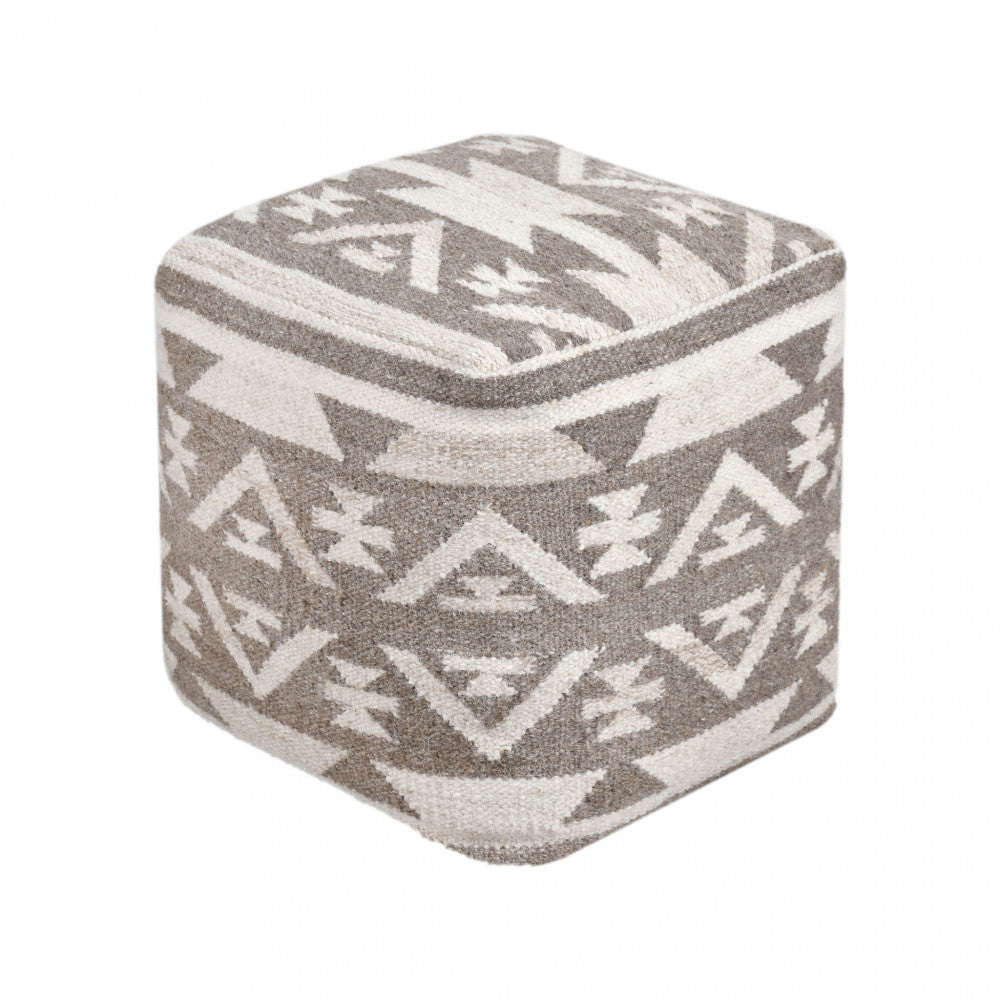 Pouf Romaric isolato su sfondo bianco, che mostra il pattern geometrico in lana e cotone taupe e bianco.