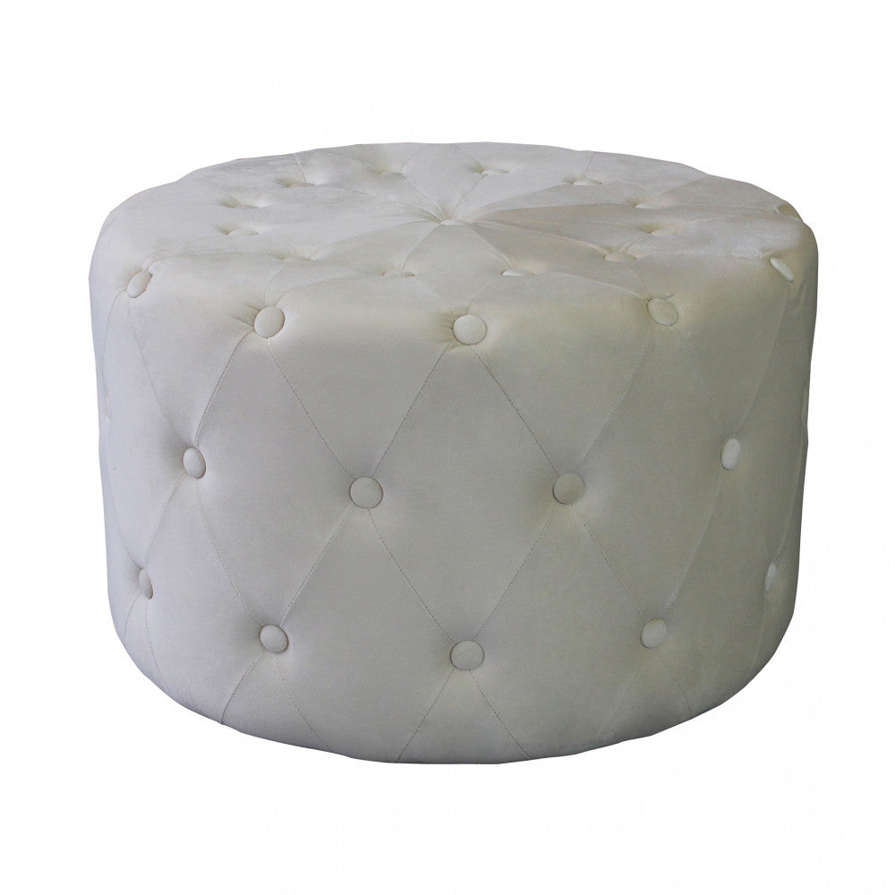 Vista frontale del pouf rotondo in velluto beige con lavorazione capitonné su sfondo bianco.