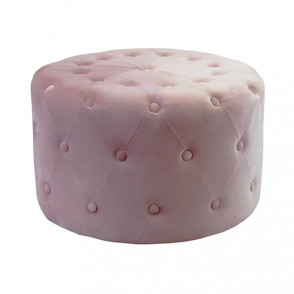 Vista frontale isolata del pouf rotondo in velluto rosa, che evidenzia la precisione dei bottoni decorativi.