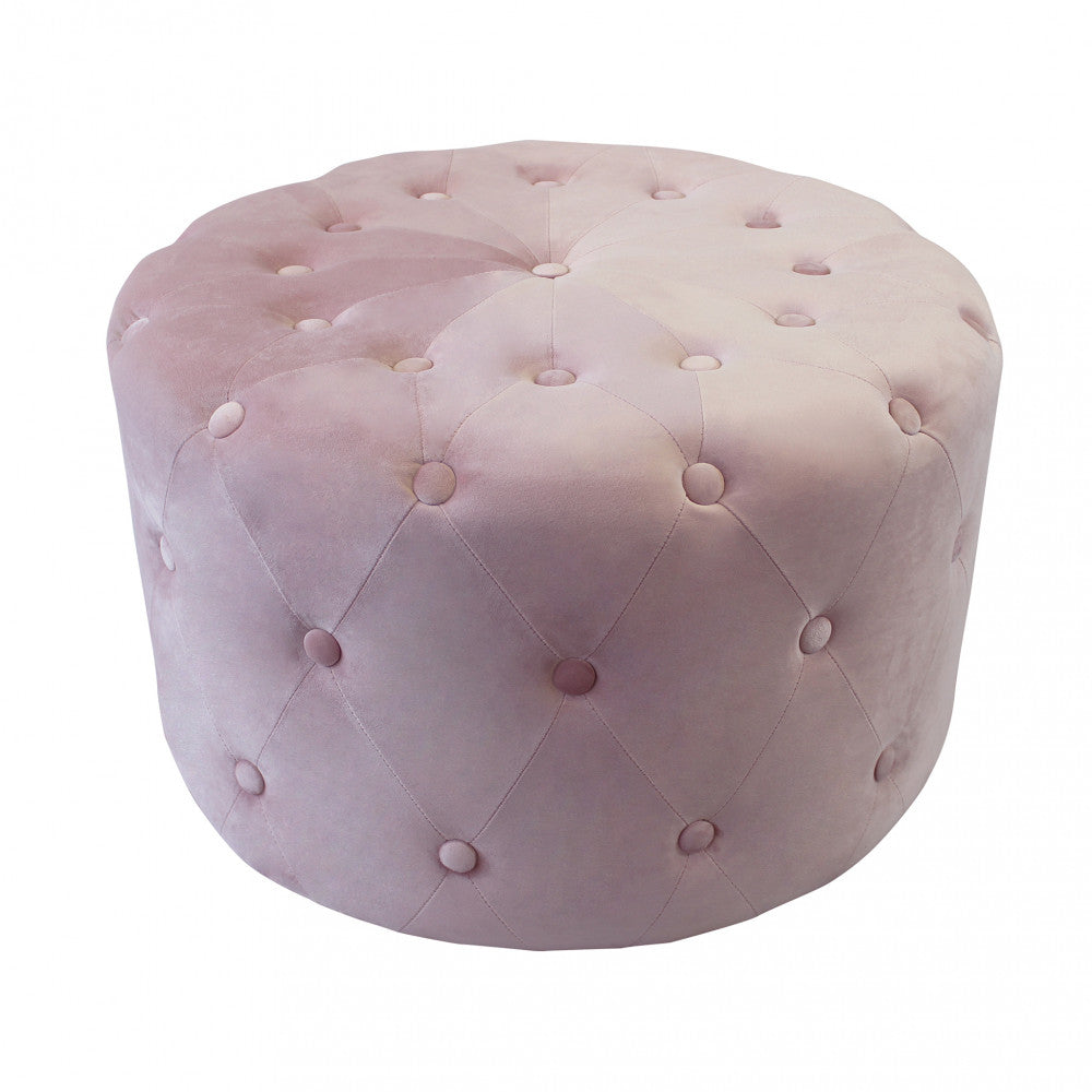 Prospettiva angolata del pouf rotondo in velluto rosa che esalta la rotondità e la morbidezza del cuscino superiore.