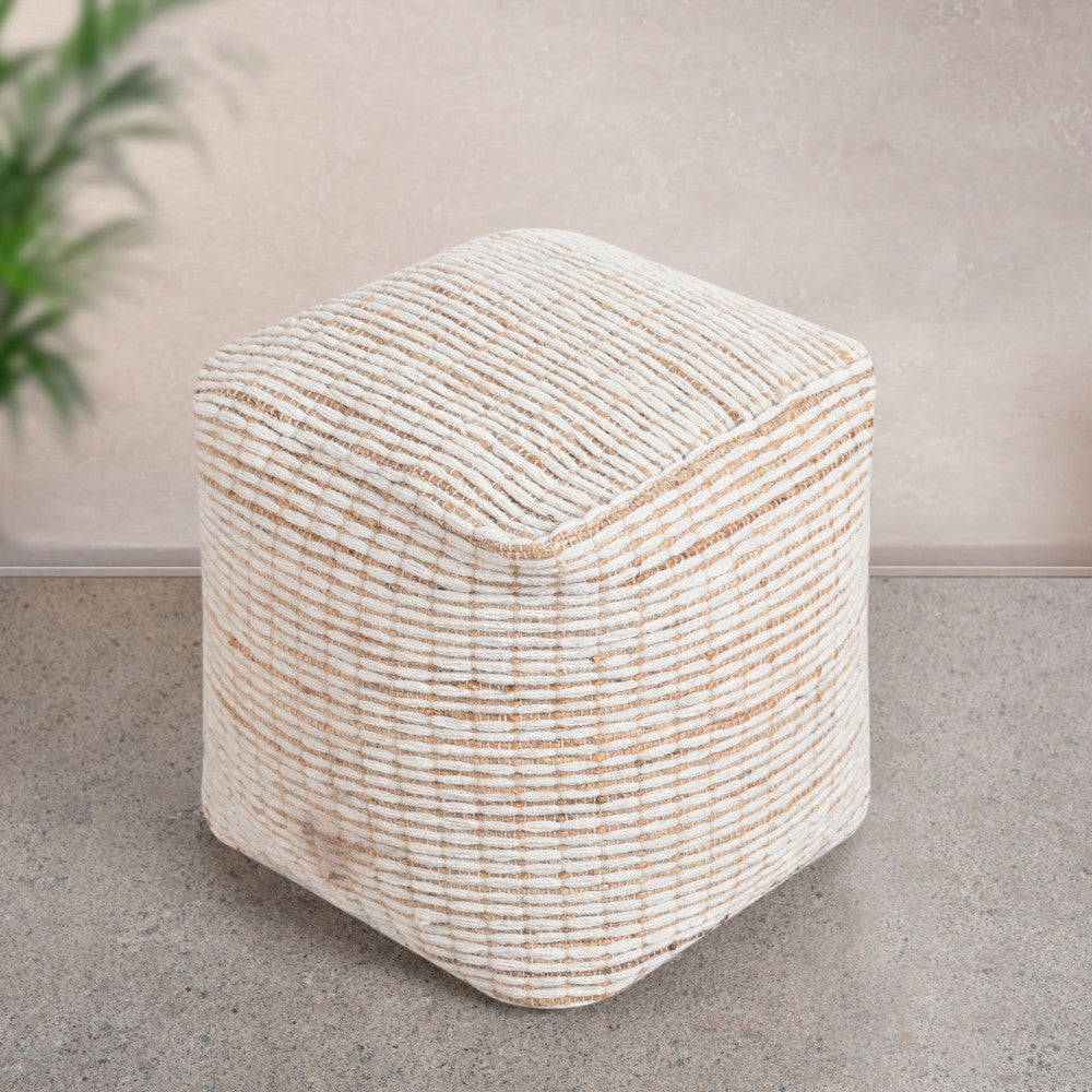 Pouf Théo ambientato in uno spazio minimalista con pavimento in pietra, che ne esalta la texture organica e il design moderno.