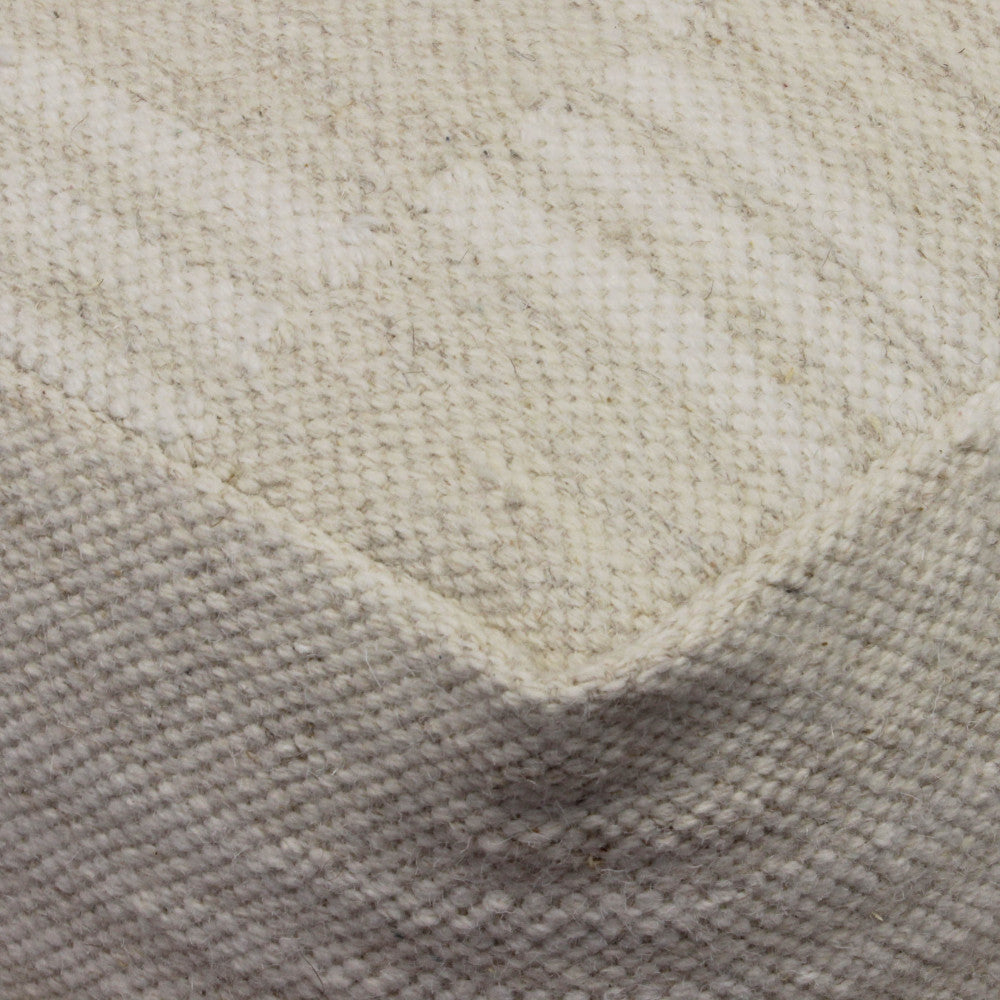 Macro dettaglio della trama in pura lana del pouf Théodore, mostrando la lavorazione artigianale.