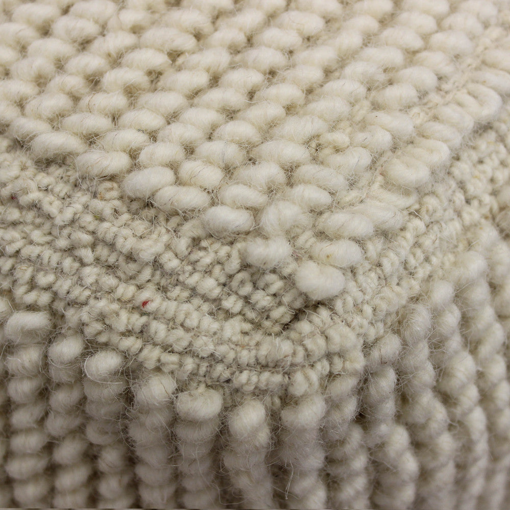 Particolare dell'angolo del pouf, che sottolinea la robustezza e la qualità premium della lavorazione tessile.