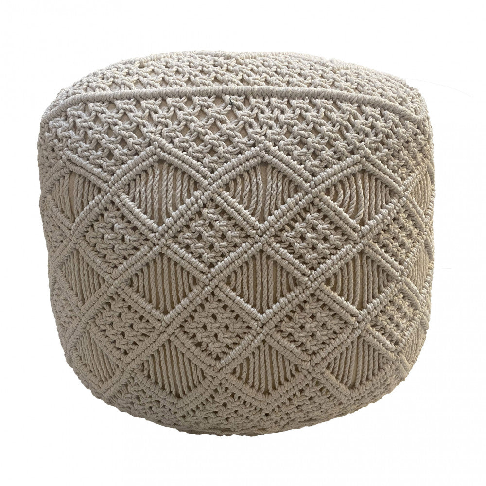 Pouf Tripoli in puro cotone bianco, vista frontale su sfondo neutro che evidenzia la trama macramè.