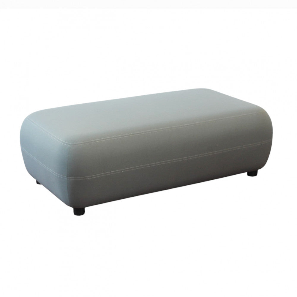 Vista angolare del pouf Tucumán su sfondo bianco, che ne evidenzia le linee morbide e moderne.