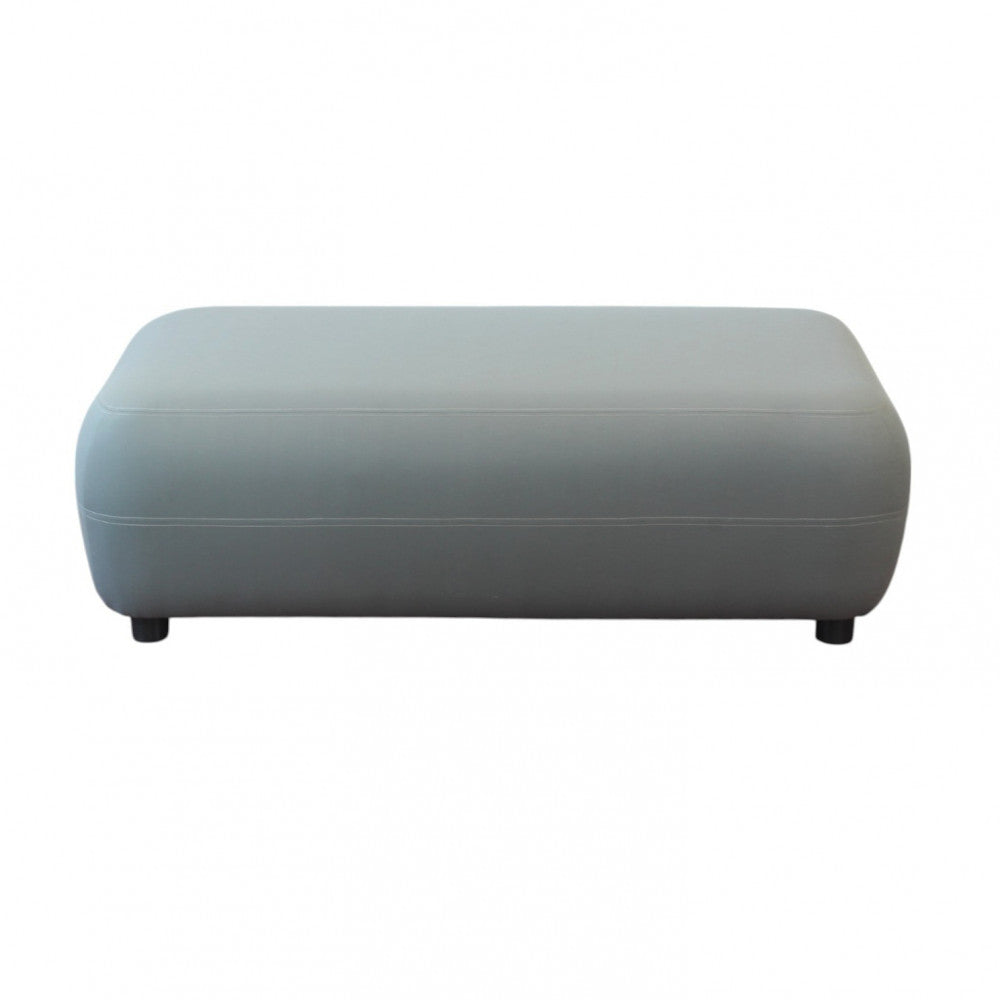 Vista frontale del pouf Tucumán grigio scuro, che mostra la sua silhouette pulita e minimalista.