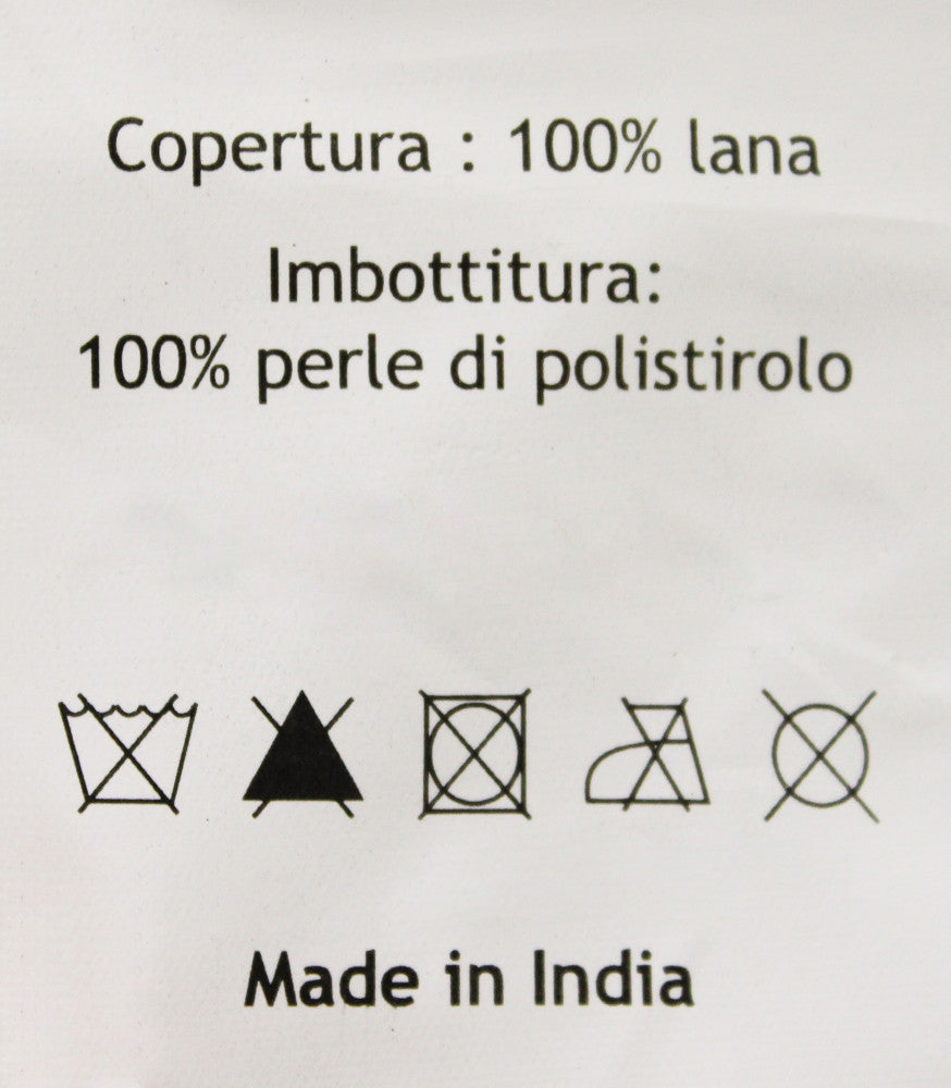 Etichetta tecnica del pouf che indica la composizione in 100% lana, imbottitura in polistirolo e origine Made in India.