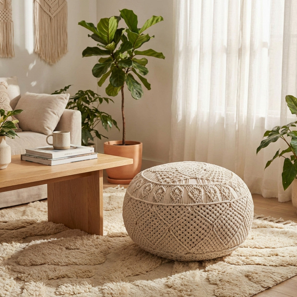Vista d'ambiente del Pouf Zoumi in cotone, circondato da piante d'appartamento e luce naturale, che evidenzia la lavorazione artigianale del tessuto.