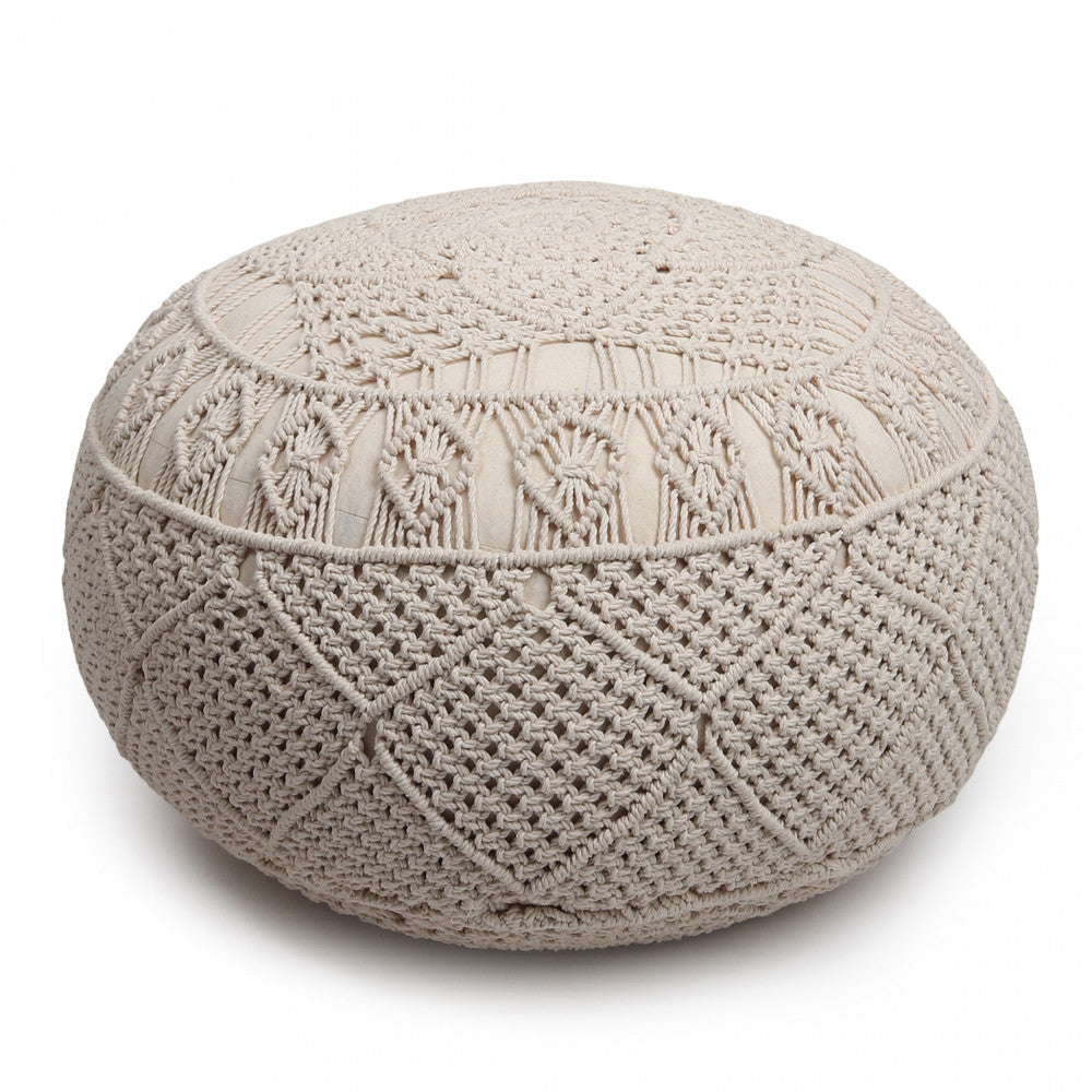 Dettaglio ravvicinato del Pouf Zoumi su sfondo bianco, che mostra i complessi motivi geometrici e la trama tridimensionale del puro cotone.
