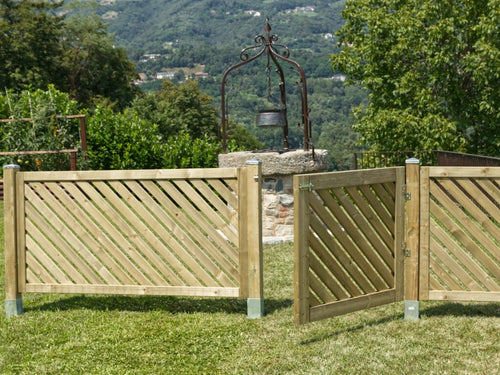 Recinzione in legno Esterni da Vivere installata in giardino