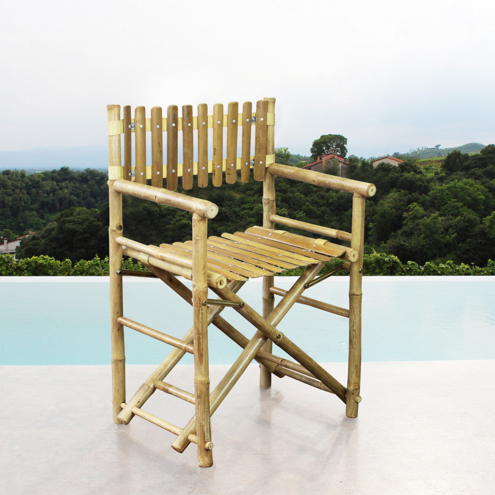 Sedia da regista in legno posizionata a bordo piscina con vista su colline verdi.
