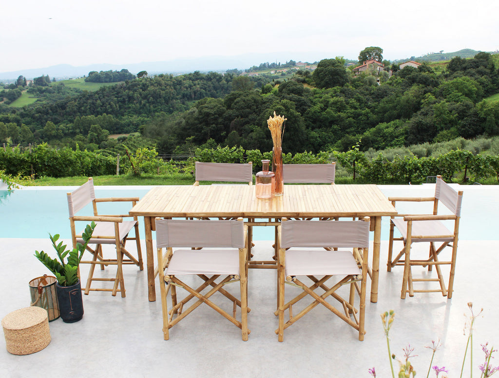 Set da pranzo all'aperto con tavolo in legno e sei sedie regista Mojito su terrazza panoramica.