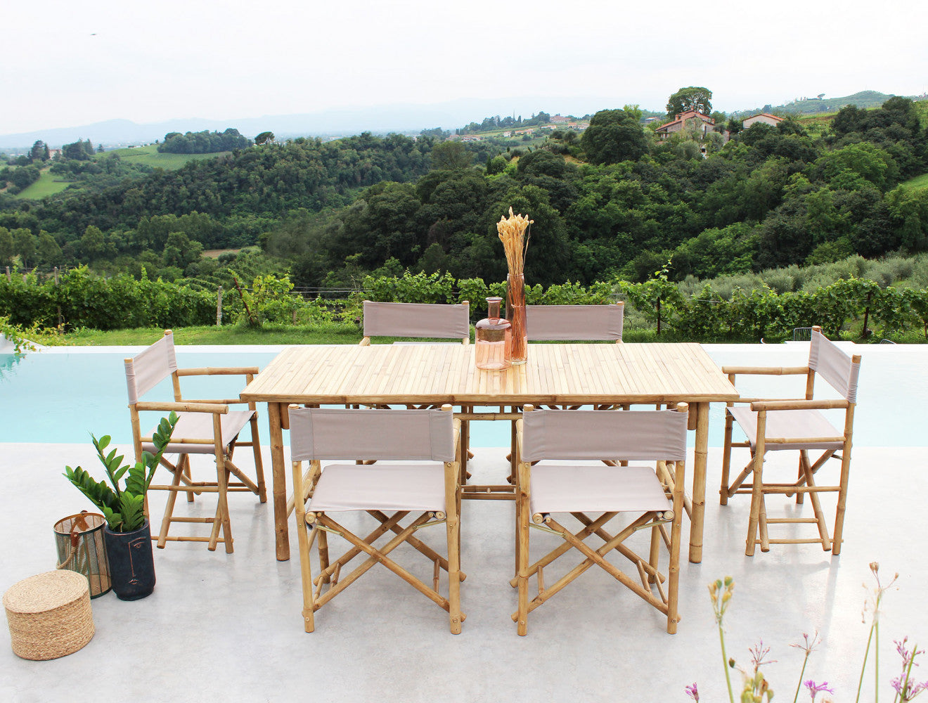 Set da pranzo all'aperto con tavolo in legno e sei sedie regista Mojito su terrazza panoramica.