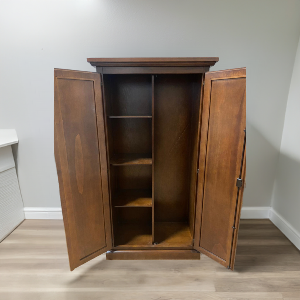 Armadietto dispensa in legno massello by Albert, design moderno con linee pulite, ideale per soggiorno