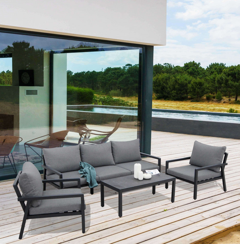 Salotto Santo Domingo in alluminio antracite posizionato su un deck in legno vicino a una piscina moderna.