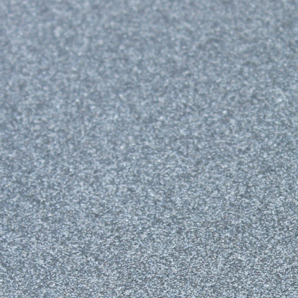 Texture ravvicinata della finitura in alluminio antracite, che mostra la superficie opaca e materica della struttura.