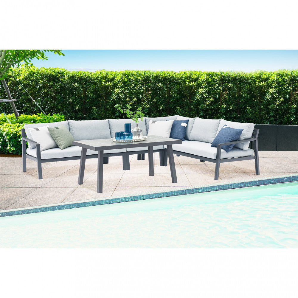 Set lounge Boracay posizionato a bordo piscina, con cuscini decorativi blu e verdi su pavimentazione chiara.