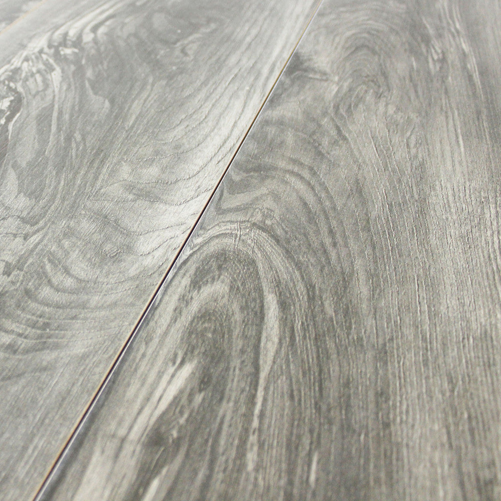 Macro della texture del piano del tavolo, con venature realistiche in tonalità grigio cenere.