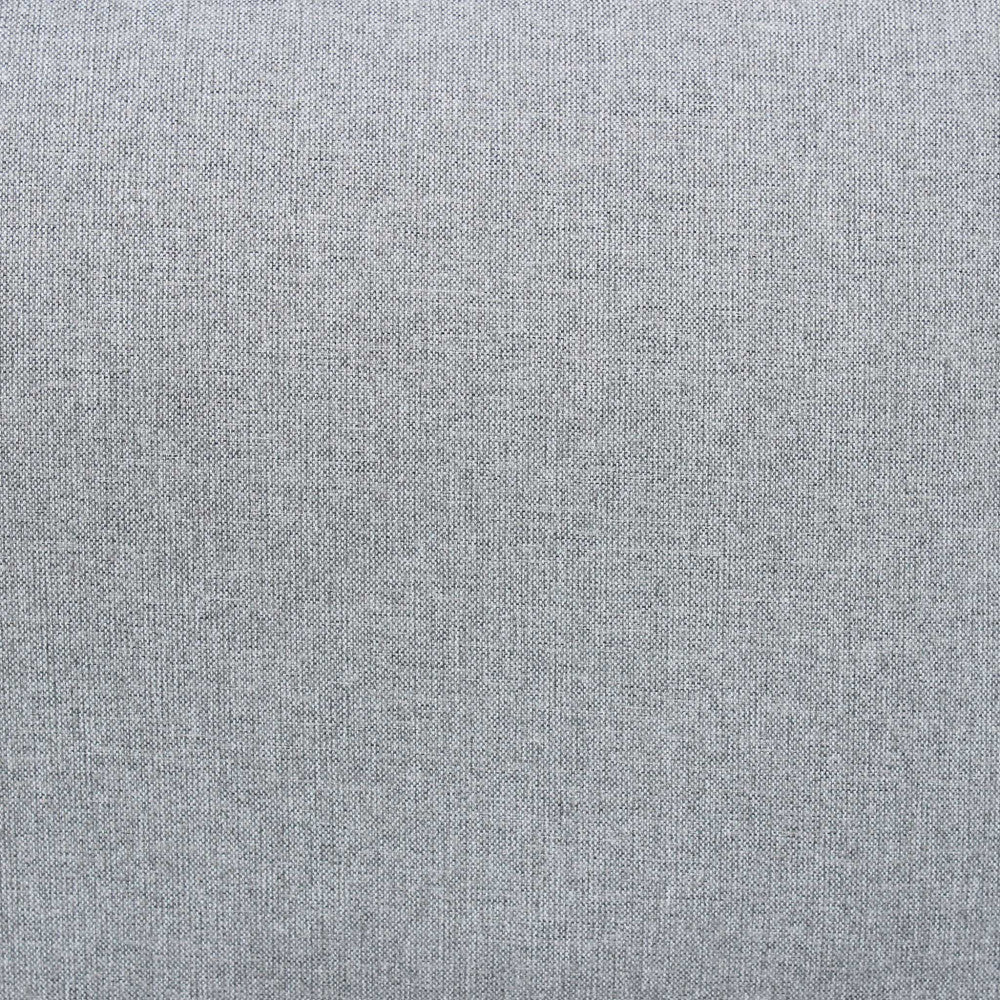 Primo piano del tessuto in poliestere grigio chiaro, evidenziando la trama resistente e raffinata dei cuscini.