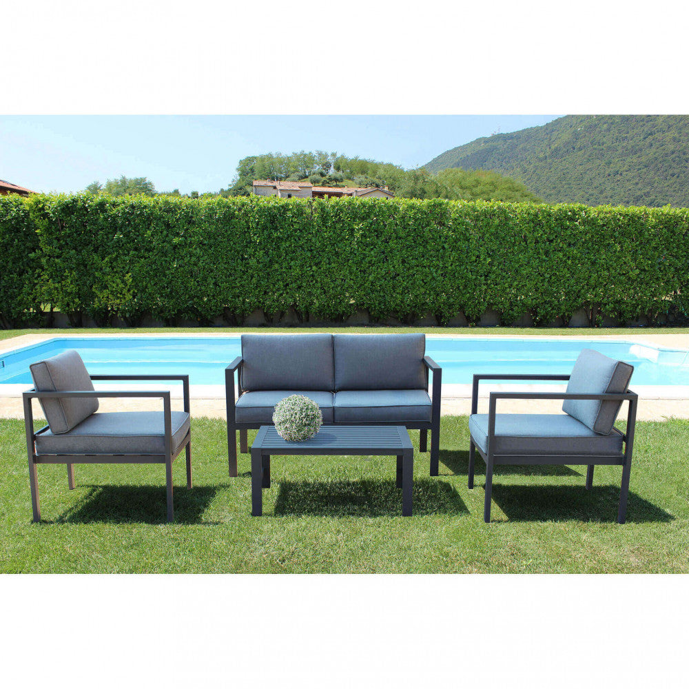 Set da giardino Avana 2 P posizionato su prato verde vicino a una piscina e siepe.