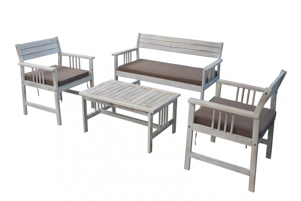 Set salotto da esterno Bali con struttura in legno di acacia, braccioli in rattan sintetico e cuscini bianchi, composto da divano, due poltrone e un tavolino