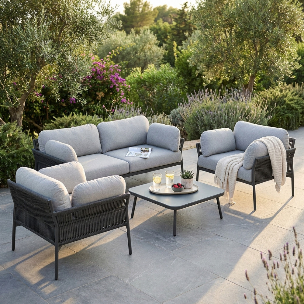 Set divano e poltrone Belém antracite e grigio chiaro in giardino.