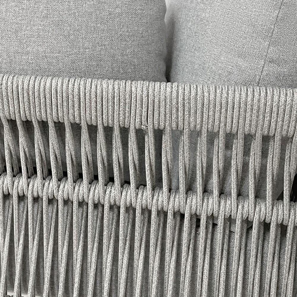 Dettaglio ravvicinato dell'intreccio in cotone e poliestere grigio chiaro sullo schienale del Salotto Belém.
