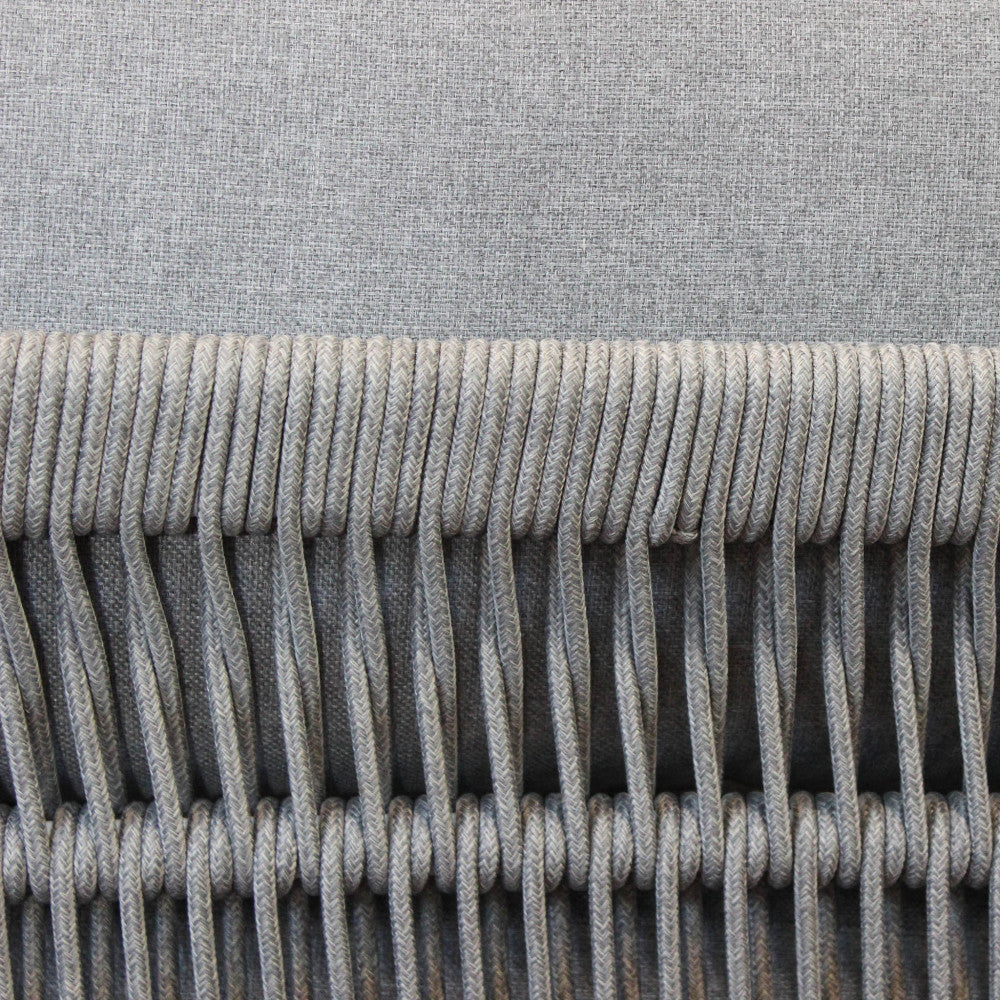 Macro fotografia della texture materica dell'intreccio in corda e del tessuto dei cuscini in cotone e poliestere.