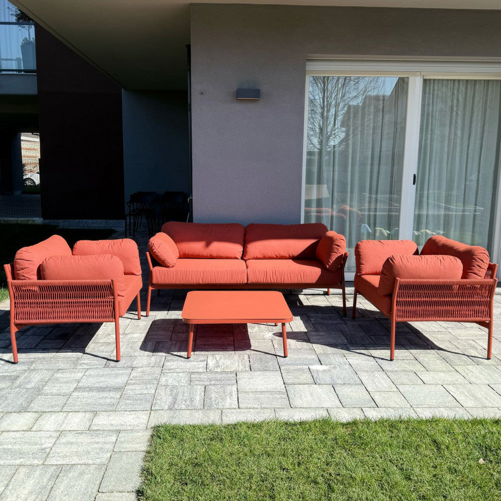 Il salotto Belém posizionato su un moderno patio pavimentato sotto la luce naturale del sole.