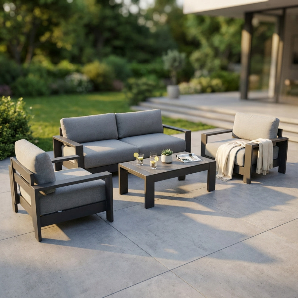 Set lounge Boa Vista da 5 posti posizionato in un giardino moderno con prato curato.