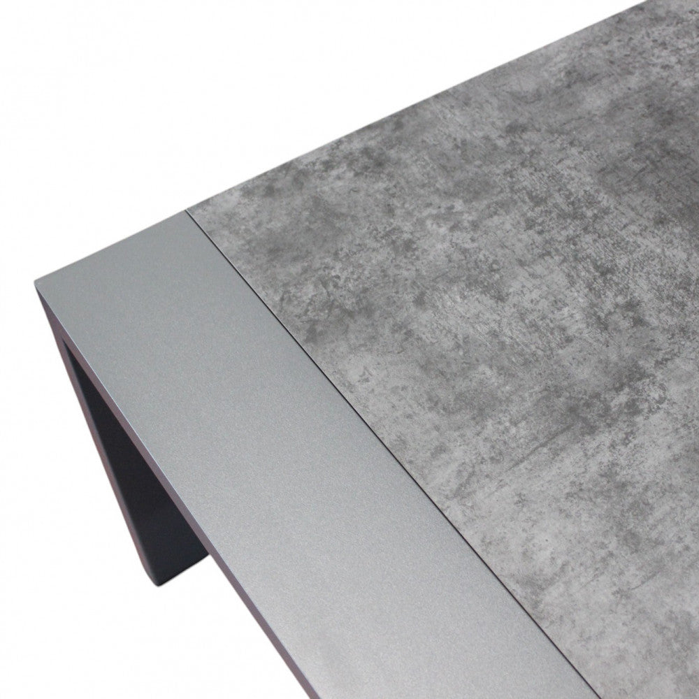 Primo piano del piano del tavolino in HPL laminato effetto pietra grigia.