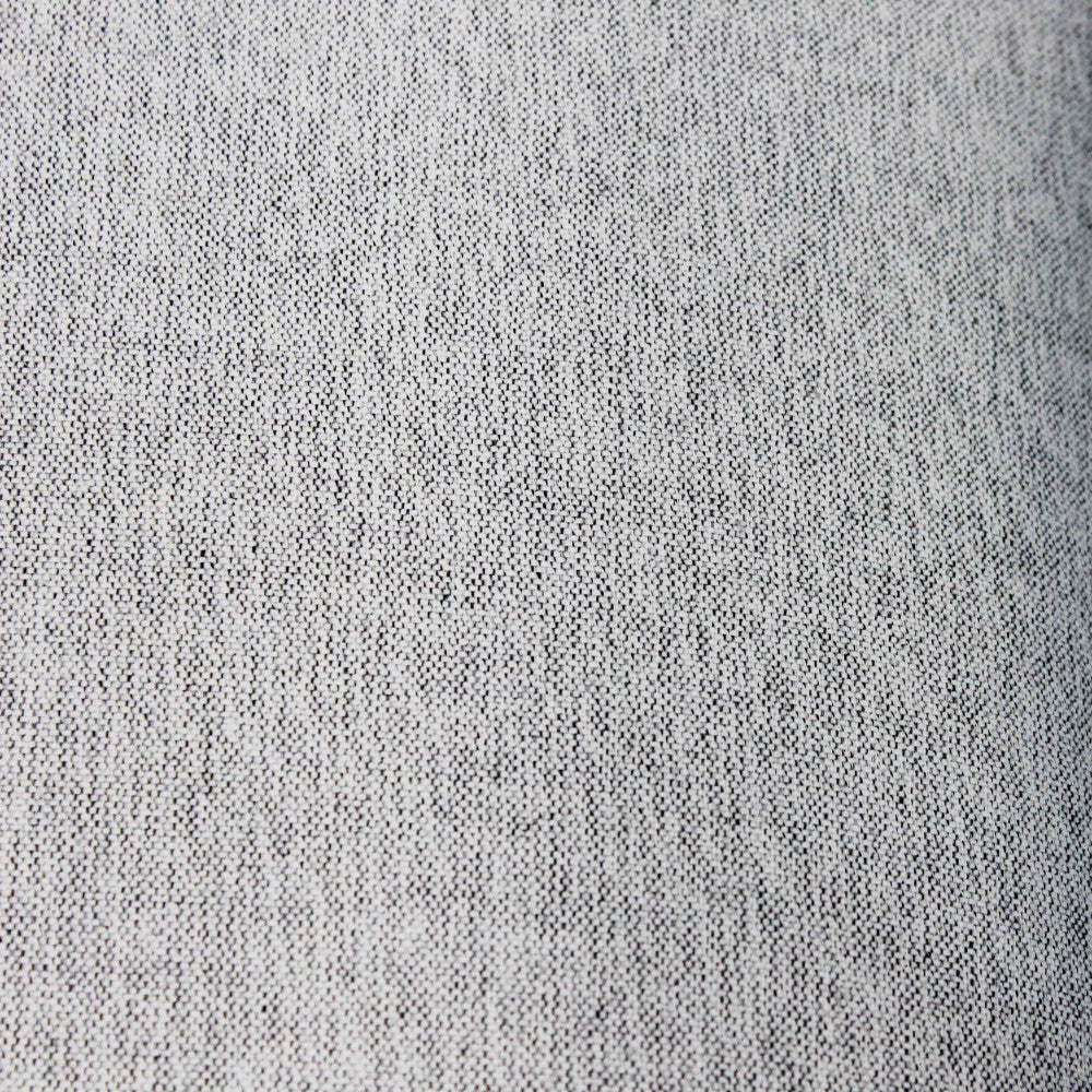 Texture del tessuto grigio chiaro dei cuscini del salotto Boa Vista, morbido al tatto.