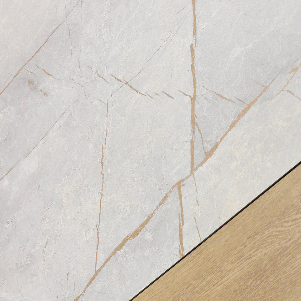 Primo piano della superficie in HPL laminato con venature eleganti.