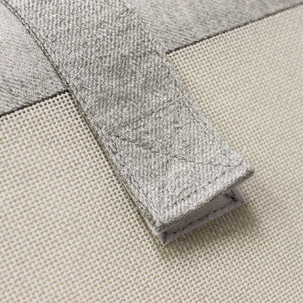 Dettaglio delle cuciture e del sistema di fissaggio in velcro dei cuscini.