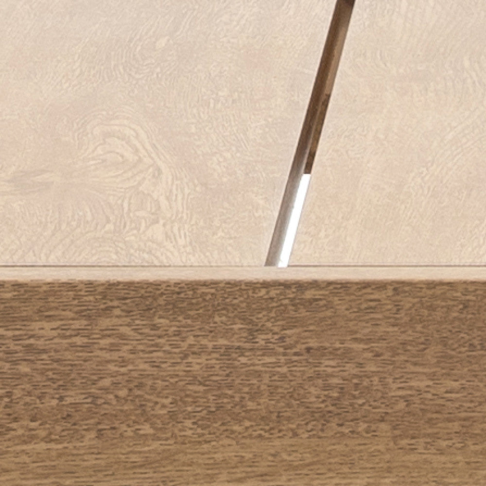 Dettaglio ravvicinato del piano del tavolino in alluminio con finitura effetto legno marrone chiaro e fessura centrale.
