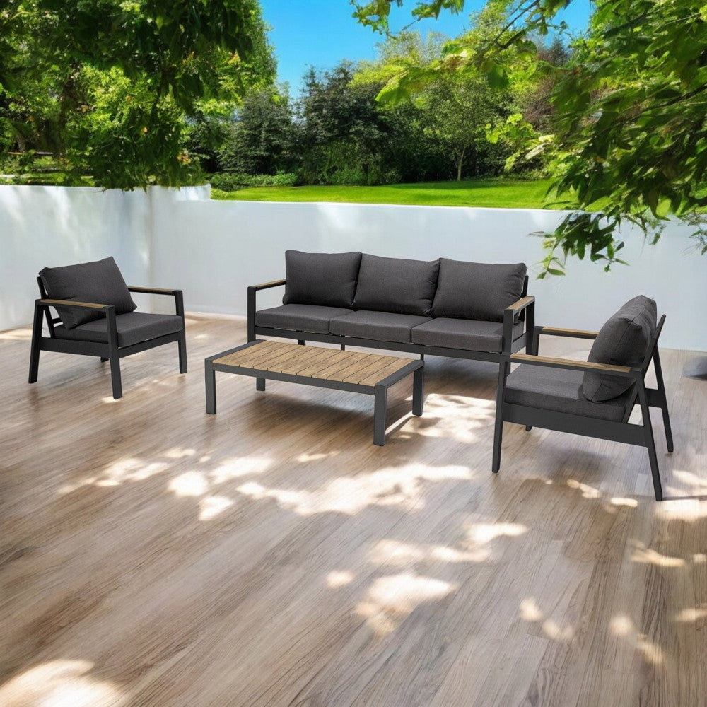 Set lounge Córdoba posizionato su un elegante deck in legno chiaro, circondato da alberi e vegetazione lussureggiante.