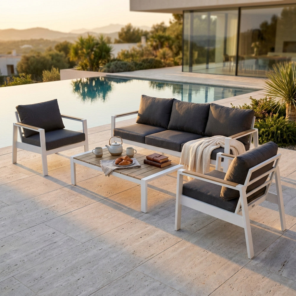 Dettaglio del tavolino in polywood e delle poltrone del set Córdoba, decorato con accessori per la colazione in un patio moderno.