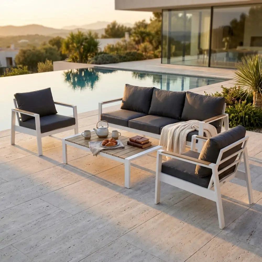 Dettaglio del tavolino in polywood e delle poltrone del set Córdoba, decorato con accessori per la colazione in un patio moderno.