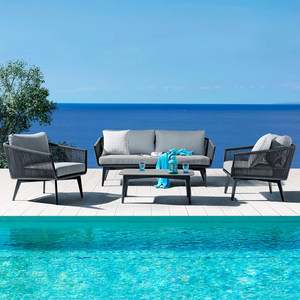 Il Salotto Cancun 3 Posti completo, ambientato in uno spazio esterno, che mostra l'eleganza e il comfort per il relax all'aria aperta