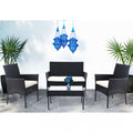 Il Salotto Caracas 2P completo, ambientato in un giardino, che mostra l'eleganza e la funzionalità per il relax all'aria aperta