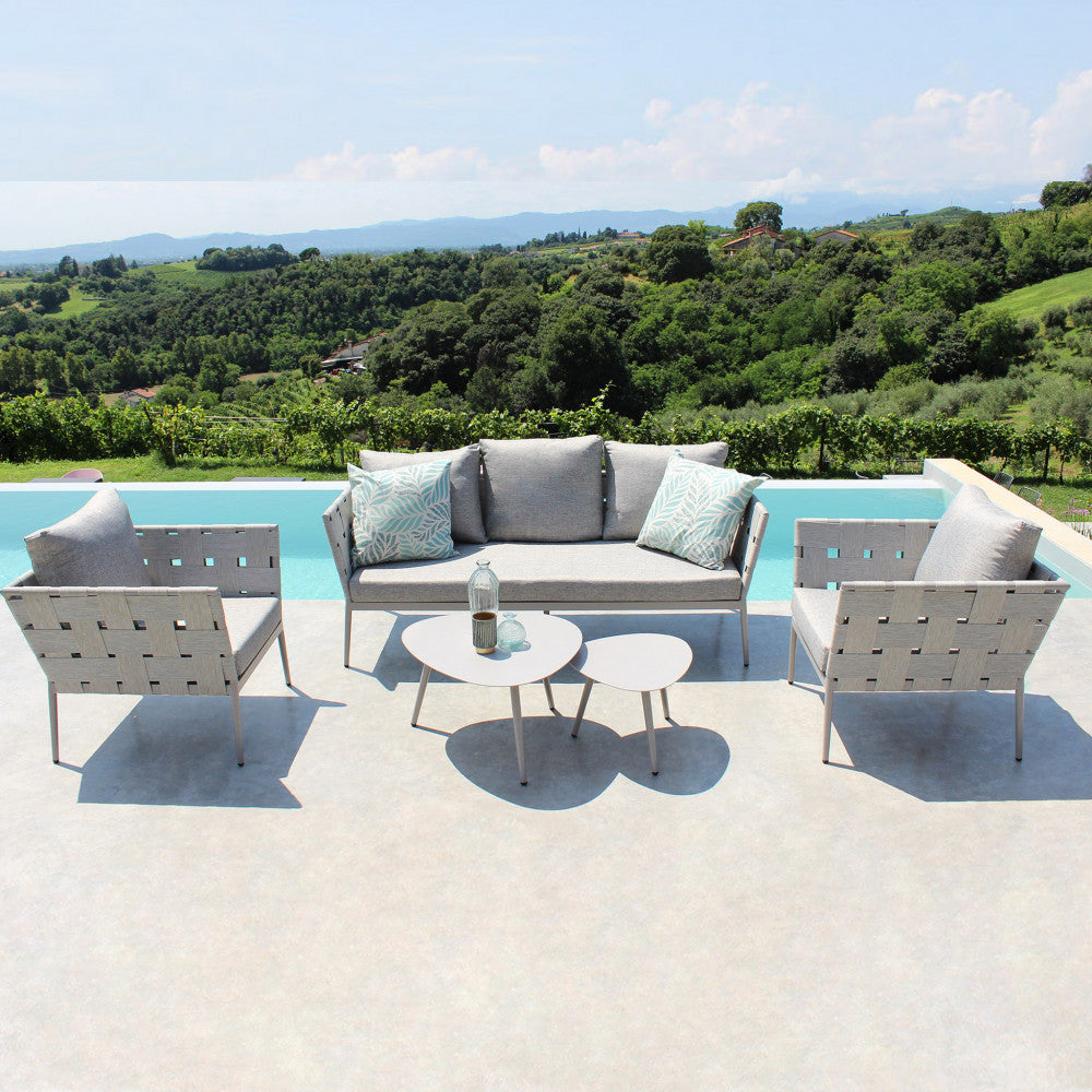 Vista frontale del Salotto Dakar su una terrazza soleggiata con vista panoramica sulle colline.